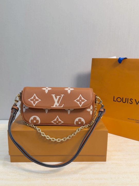 Louis Vuitton Chain Pochette (Fall Special) 🧡